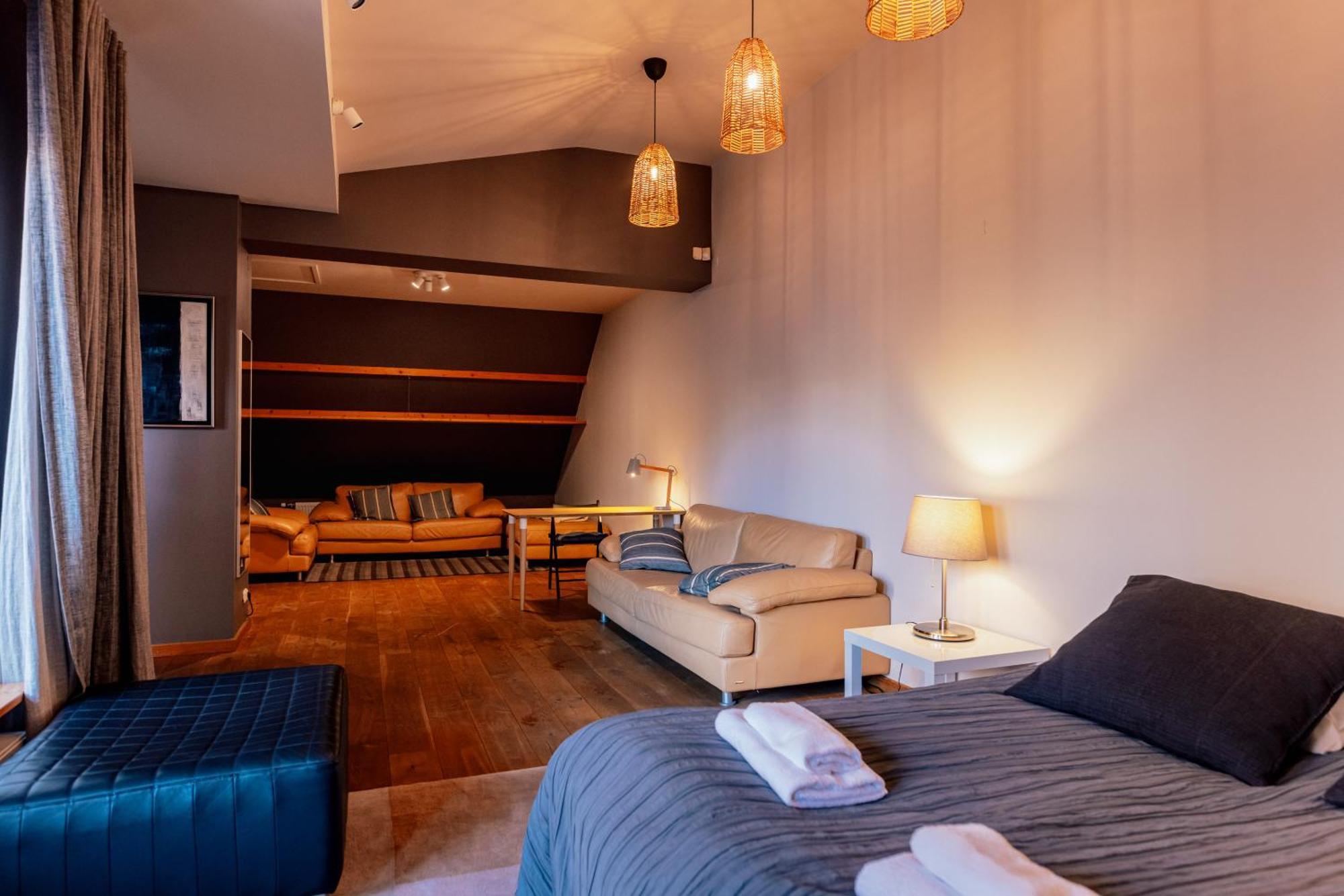 Spacious 2-story Apt. W/ Terrace - 280 M2 公寓 *