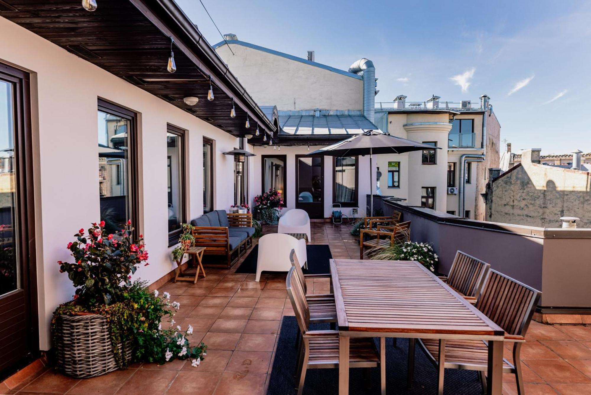 Spacious 2-story Apt. W/ Terrace - 280 M2 公寓 *