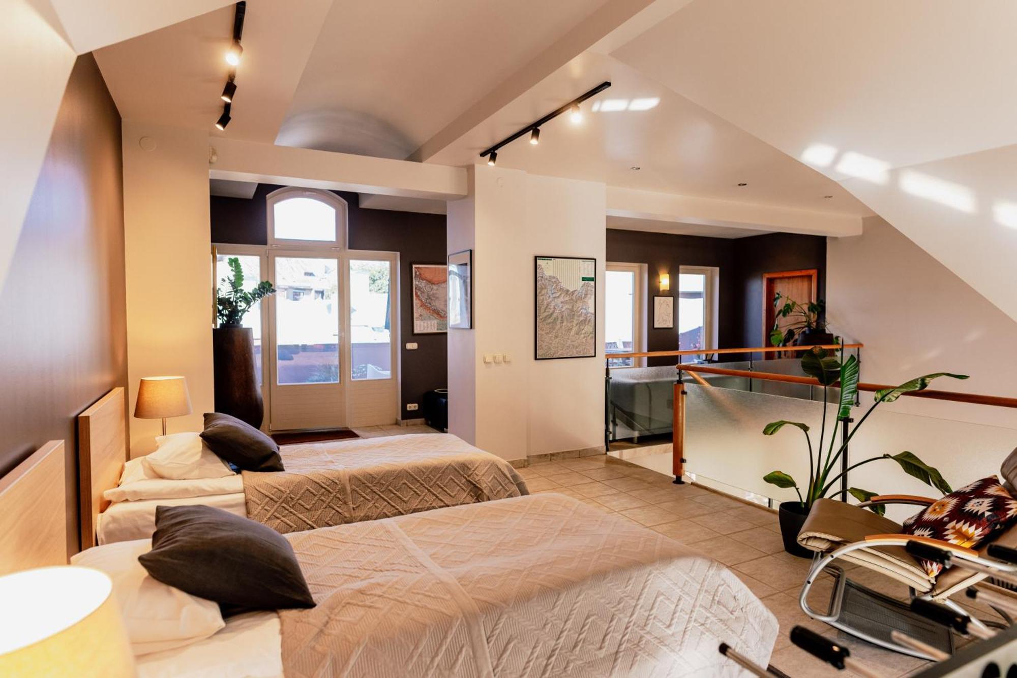 Spacious 2-story Apt. W/ Terrace - 280 M2 公寓
